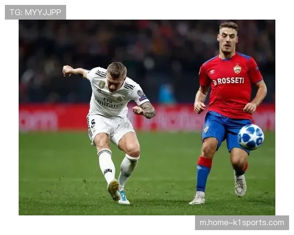 协同压迫防守理念普及 至少两名球员夹击迫使对手回传失误